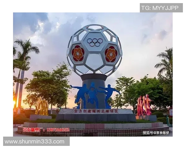 足球穿透玻璃的瞬间揭示了运动与艺术的完美结合与冲突之美